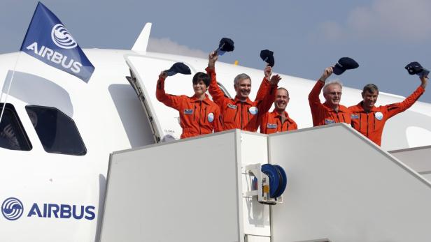 Flight test engineers celebrate after the first fl Die fünfköpfige Crew jubelt: Der Jungfernflug des Airbus A320neo ist geglückt.