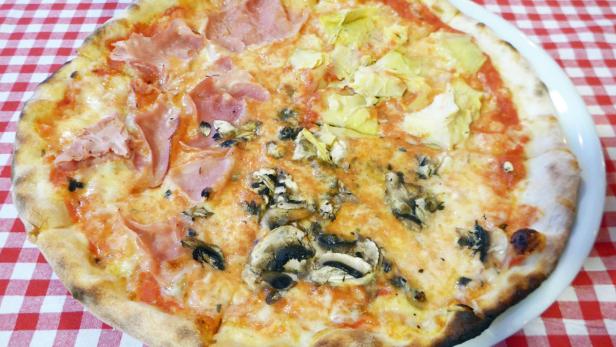 Trattoria Pulcinella: Hauchdünn und trotzdem eine Pizza