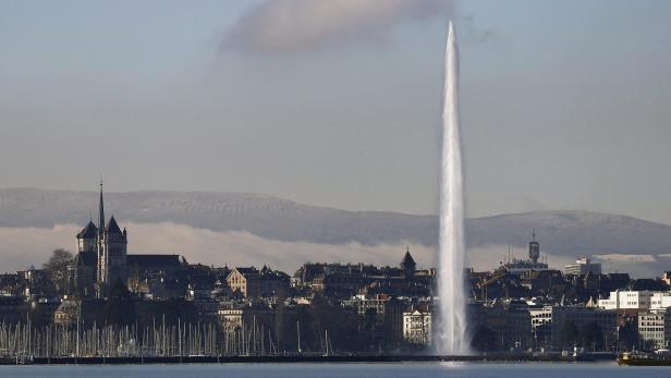 Blick über den Genfer See auf die Stadt Genf