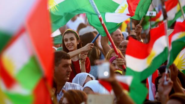 Syrian Kurds take part in a rally in the northeastern Syrian city of Qamishli on September 15, 2017, in support of an independence referendum in Arbil. Iraqi Kurdish lawmakers approved holding an independence referendum on September 25 as members of the opposition boycotted the parliament&#039;s first session in two years. / AFP PHOTO / DELIL SOULEIMAN
