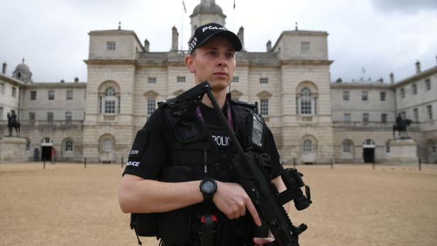Bewaffneter Polizist in London