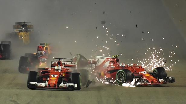 Desaster in Rot: Vettel (li.) und Raikkönen kollidieren.
