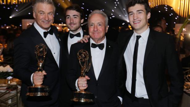 Alec Baldwin (links) und Lorne Michaels posieren mir ihren Emmys.