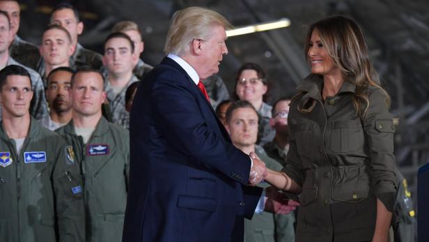 Donald Trump schüttelt die Hand seiner Frau