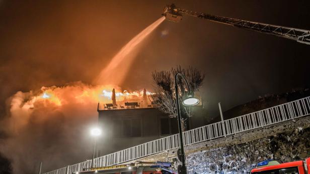 Brand am Pöstlingberg: Die Feuerwehren konnten ein Übergreifen auf die berühmte barocke Wallfahrtskirche verhindern.