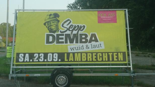 Ein Schwarzafrikaner mit Trachtenhut lädt zur „Sepp Demba“-Party in Lambrechten