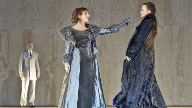 Andrea Eckert als Elisabeth I. und Martina Stilp als Maria Stuart.