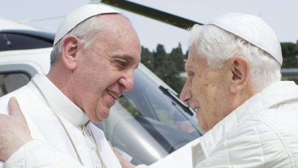 Pope Francis (L) embraces Pope Emeritus Benedict XVI as he arrives at the Castel Gandolfo summer residence March 23, 2013. Pope Francis travelled by helicopter from the Vatican to Castel Gandolfo for a private meeting with former Pope Benedict XVI. REUTERS/Osservatore Romano (ITALY - Tags: RELIGION) ATTENTION EDITORS - THIS IMAGE WAS PROVIDED BY A THIRD PARTY. FOR EDITORIAL USE ONLY. NOT FOR SALE FOR MARKETING OR ADVERTISING CAMPAIGNS. THIS PICTURE IS DISTRIBUTED EXACTLY AS RECEIVED BY REUTERS, AS A SERVICE TO CLIENTS