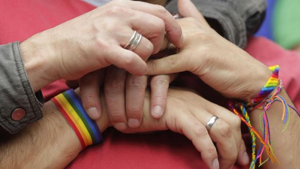 Dänemark: Als erstes Land weltweit führte Dänemark 1989 die eingetragene Lebenspartnerschaft für Homosexuelle ein. Seit Juni 2012 ist die Ehe für gleichgeschlechtliche Paare möglich, standesamtlich und kirchlich. Künstliche Befruchtungen sind zudem seit bereits 2007 erlaubt, seit 2009 auch Adoptionen.  