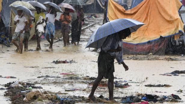 Die Regenzeit erschwert den Flüchtlingen das Leben in den Lagern.