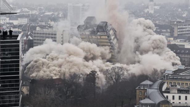 900 Kilo Dynamit waren 2014 für die Sprengung dieses Gebäudes in Frankfurt notwendig.