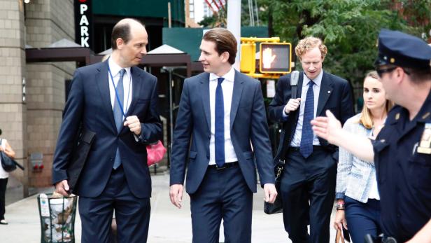 Sebastian Kurz mit seinen engsten Mitarbeitern am Weg zum UNO-Hauptquartier