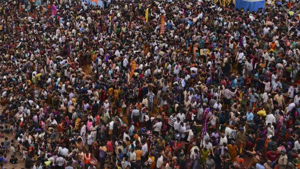 Menschenmassen in Andhra Pradesh in Indien.