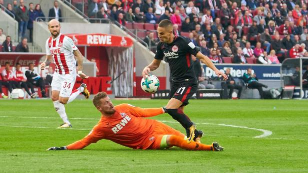 Aufreger: Köln-Keeper Horn spielt bei der Attacke gegen Frankfurts Gacinovic klar den Ball.