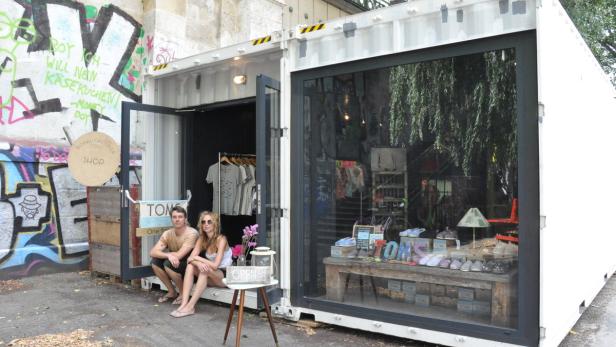 Im Donau Greissler gleich gegenüber vom Badeschiff gibt es Schuhe, Vintage-Spiegel, Nieren-Tische, Mode und Schmuck von jungen Designern. Verkäufer Willi kennt sich aus, Tess Marja Werner kuratiert den Shop.