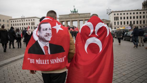 Pro-Erdoğan-Demo in Berlin: Die Zerrissenheit vieler Deutschtürken nutzt der türkische Präsident aus