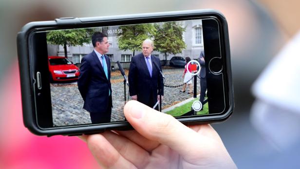 Im iPhone-Fokus: Irische Minister Paschal Donohoe (l.), Michael Noonan