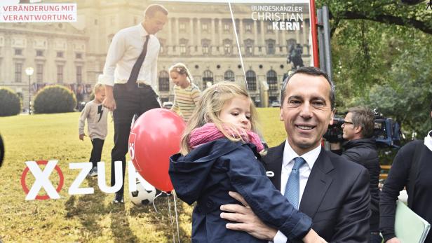 Kanzler Kern posierte bei Plakatpräsentation mit fremden Kindern.