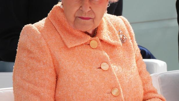 Die Königin ist für ihre farbenfrohen Kostüme und extravaganten Hüte bekannt.