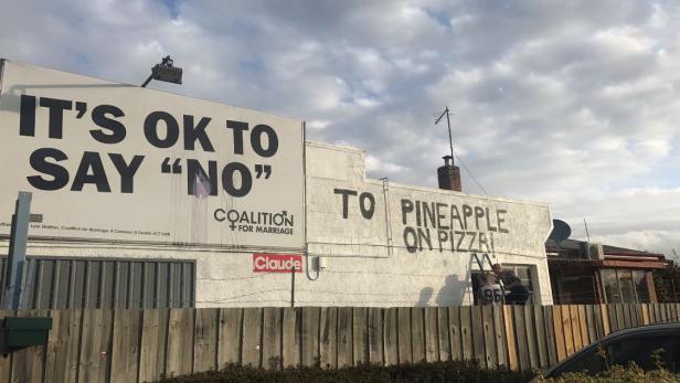Pizza-Shop trollt Plakat gegen Home-Ehe