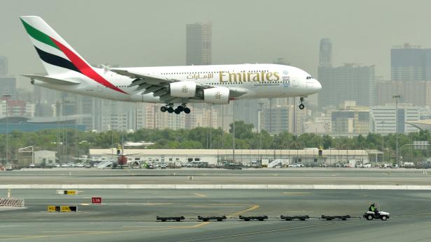Eine A380 am Flughafen in Dubai.