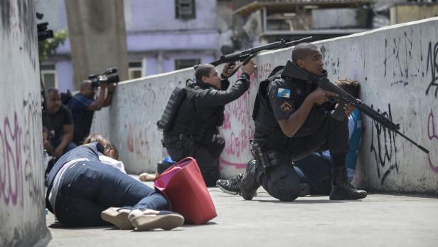 Kämpfe zwischen Polizei und Drogenbanden in Rio.