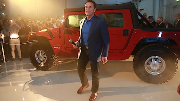 BILD zu OTS - Arnold Schwarzenegger steigt aus dem ersten elektrifizierten Hummer H1 bei der Eröffnung des neuen Kreisel Electric Forschungs- und Entwicklungszentrums (Copyright Foto: Martin Hesz/Kreisel Electric)