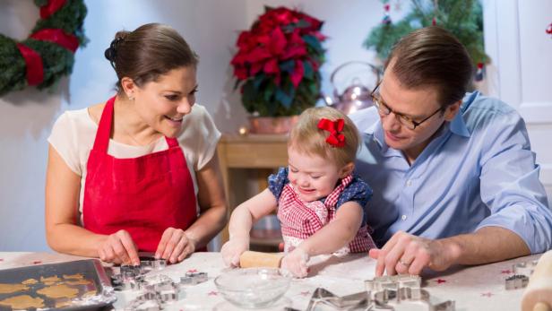 Eine Familie backt gemeinsam Weihnachtsplätzchen.