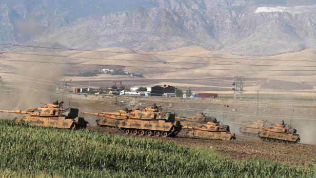 Türkische Panzer an der Grenze zum Irak