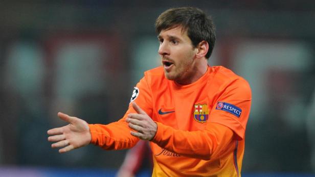 epa03592629 FC Barcelona&#039;s Argentinian forward Lionel Messi reacts during the UEFA Champions League round of 16 first leg soccer match between AC Milan and FC Barcelona at Giuseppe Meazza stadium in Milan, Italy, 20 February 2013. EPA/PIER PAOLO FERRERI