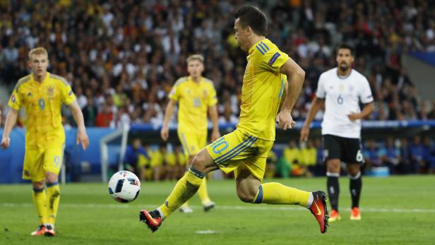 Die erste Chance des Spiels hatte Konoplyanka in Minute 4. Der Ukrainer kam nach einem Ballverlust von Mustafi an der Strafraumgrenze zum Abschluss, Neuer zeigte seine Klasse und rettete seine Mannschaft mit einer schönen Parade vor dem Rückstand.