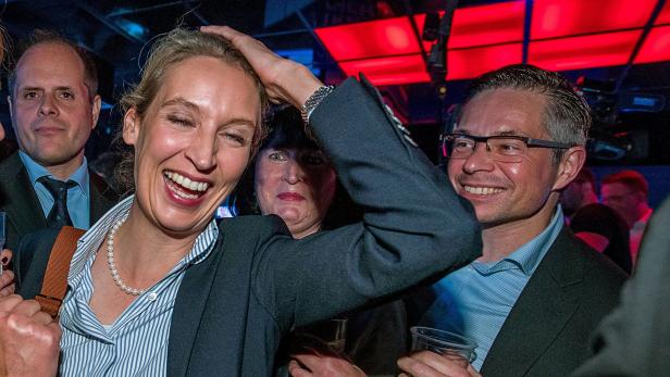 Alice Weidel, Spitzenkandidatin der AfD, auf der Wahlparty: Sie will „in Demut“ in den Bundestag, was nicht allen Anhängern gefällt