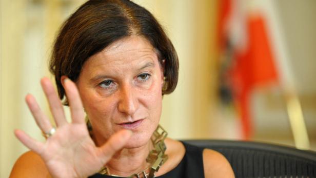 Innenministerin Johanna Mikl-Leitner (ÖVP) wird wegen ihrer Drohung, den &quot;Asylnotstand in Österreich auszurufen&quot; von Caritas und Diakonie heftig kritisiert.