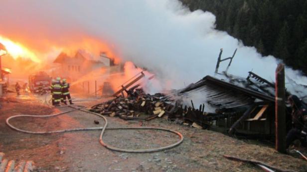 Bei den Löscharbeiten auf dem Bauernhof in Übelbach entdecken die Feuerwehrleute eine verkohlte Leiche.