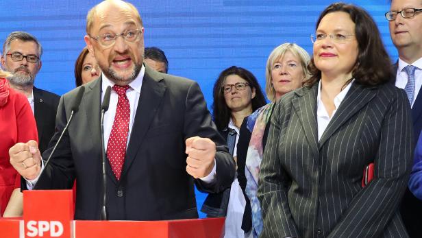 Martin Schulz bei der SPD-Wahlparty mit Andrea Nahles (re.)