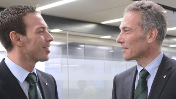 Kopie von ARCHIVBILD: PRÄSIDIUM SK RAPID WIEN: PESCHEK / KRA Zwei Männer in Anzügen unterhalten sich in einem Bürogebäude.