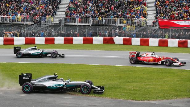Entscheidende Szene: Hamilton (hi.) drückte Rosberg (vo.) nach dem Start von der Strecke.