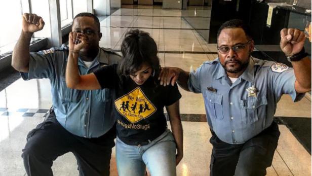 Aktivistin Aleta Clark mit den beiden Polizisten.