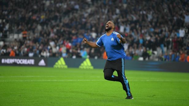Marseille-Fan stürmt nach Anstoß Richtung Tor