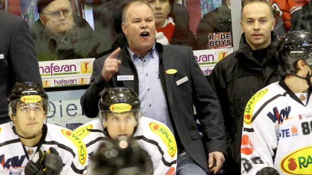 Dornbirn-Coach Dave McQueen (Mitte) sah eine knappe Niederlage seines Teams in Ungarn.