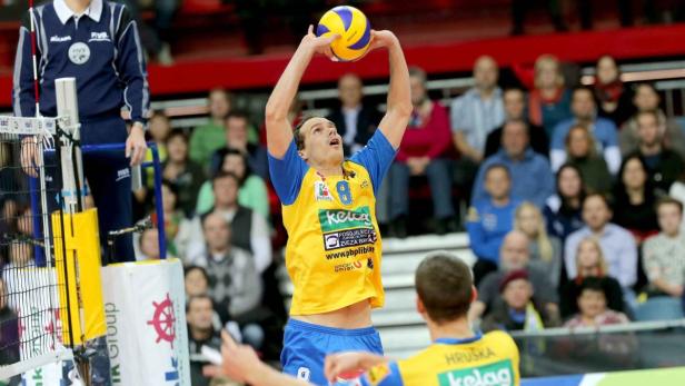 Ein Volleyballspieler schlägt den Ball über das Netz.