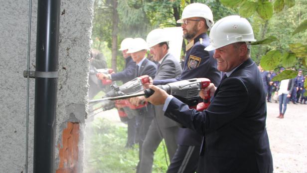 Baustart mit Abbruchstart: Minister Sobotka und Ehrengäste setzten Bohrhämmer an