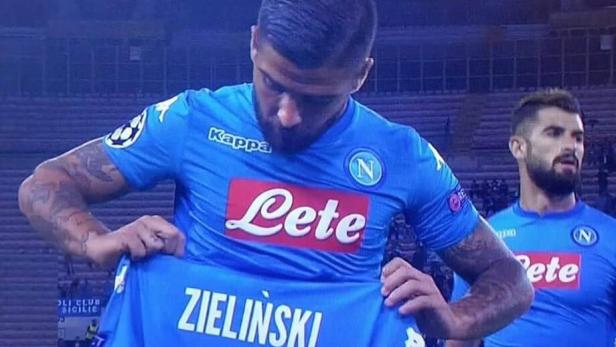 Panne bei Würdigung: Insigne hält falsches Dress