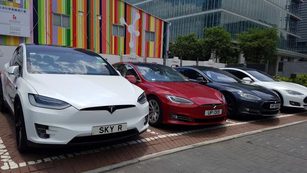 Autos von Tesla beim Laden in Hong Kong