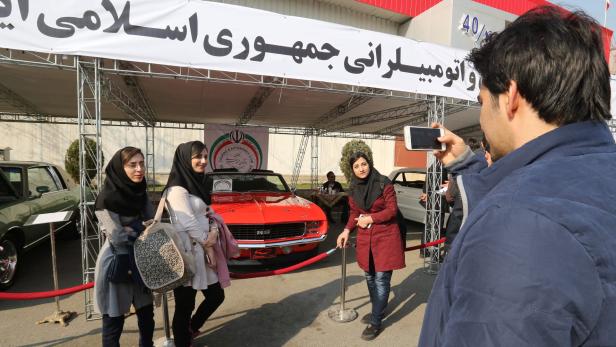 Internationale Automessesorgt für Begeisterung unter Teherans Jugendlichen.