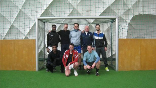 Schwarz und Weiß: Das Team der Straßenzeitung beim Training im Soccer Dome