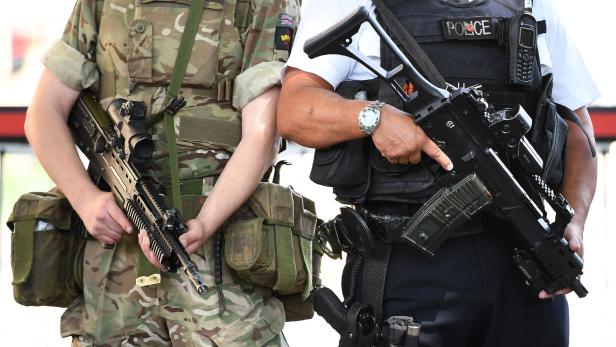 Armee und Polizei patrouillieren in vielen Städten, hier in London