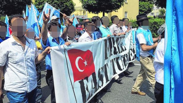 Davut G. (zweiter von links) demonstrierte für eine Befreiung „Ostturkistans“ und erhob dabei die Hand zum Wolfsgruß
