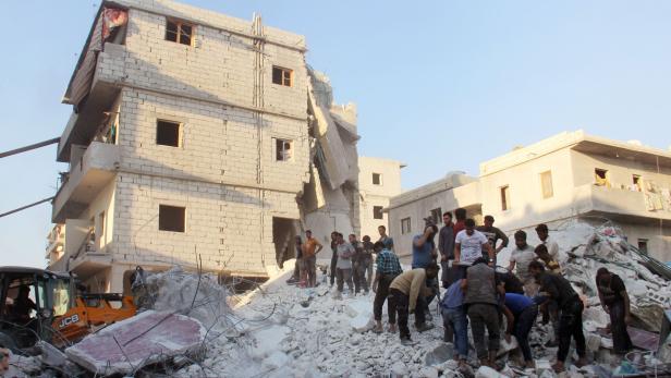 Helfer suchen nach Opfern nach einem Luftangriff auf den Ort Harim, Idlib