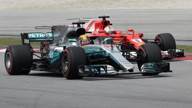 Sinnbildlich: Lewis Hamilton zieht an Sebastian Vettel vorbei.